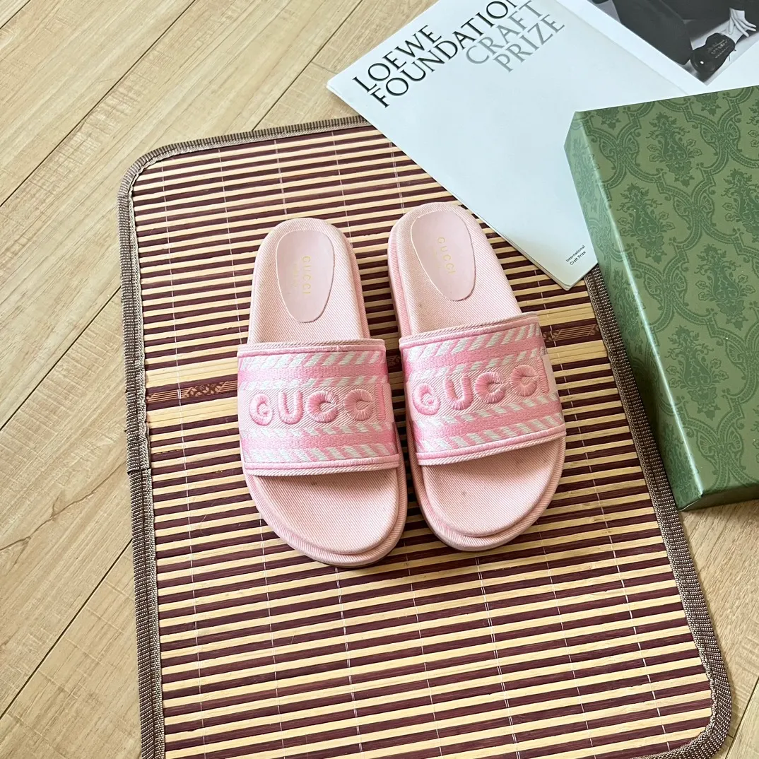 👟👟Ex-factory price 420👟👟 High-end women's shoes Gucci's latest limited edition thick-soled slippers. Top quality sale. Purchase authentic products. The material and craftsmanship are consistent with the original. Upper: original special printing process. Lining: dyed sheepskin. Outsole: Italian private model outsole. Size: 35-43M standard size. 41, 42 custom-made and non-refundable. Sole thickness: 5.5cm. Forefoot 4cm.